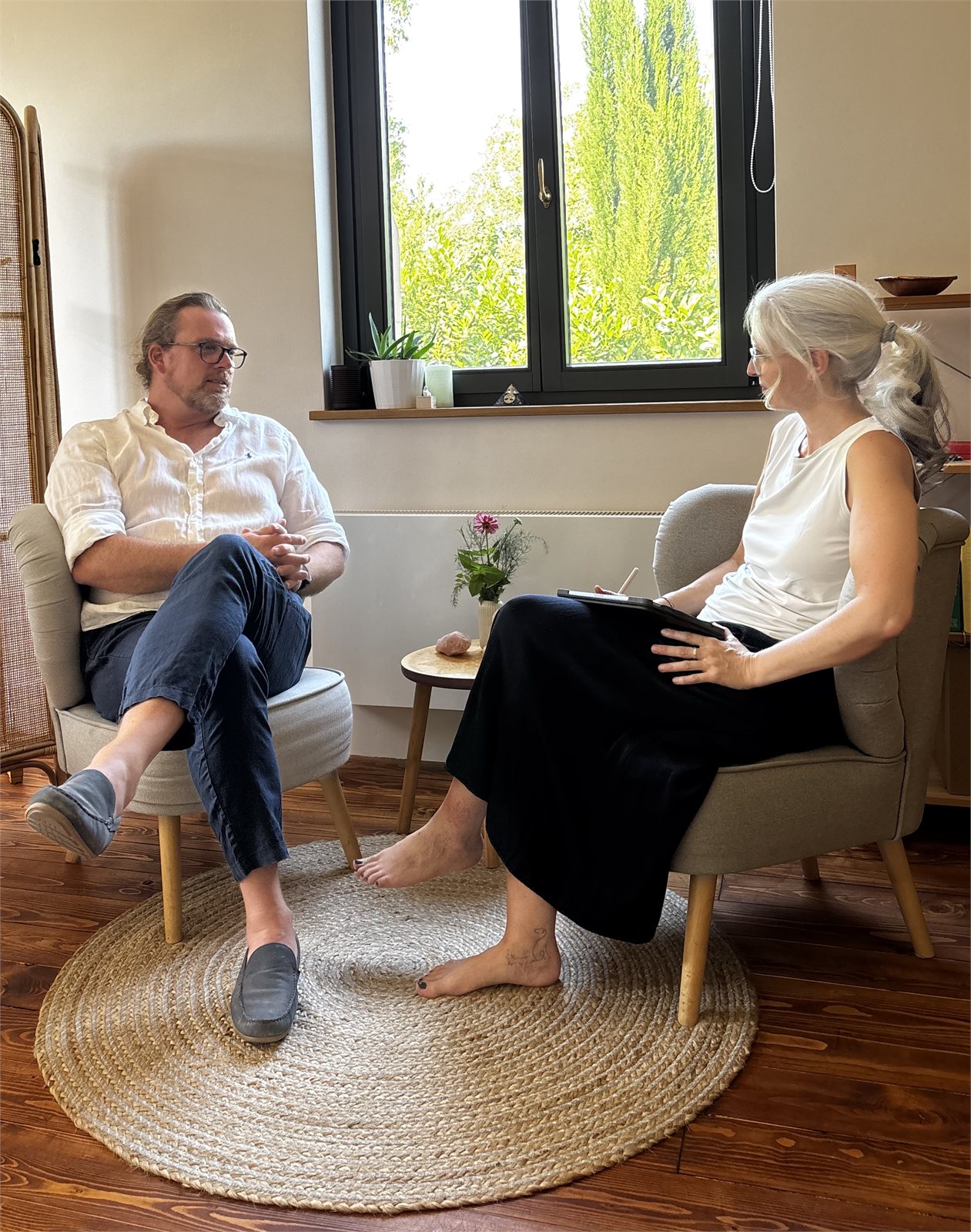 Coaching-Gespräch in der Gesprächsecke der Praxis